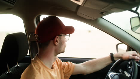 hombre conduciendo coche