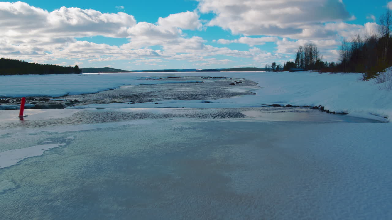눈 덮인 얼음 스트림을 가로지르는 역동적이고 영화 같은 낮은 수준의 공중 촬영