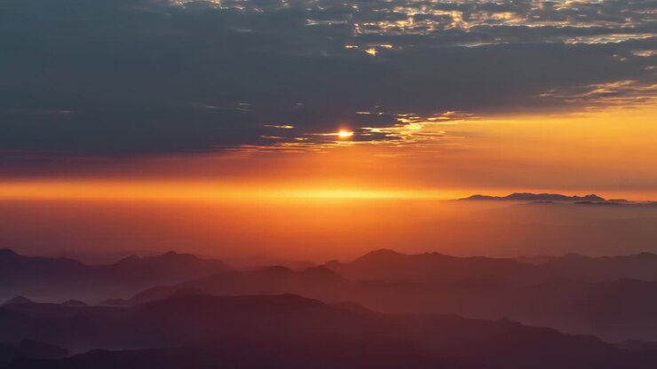 Tramonto spettacolare all'aeroporto con cirrocumuli e un cielo bellissimo con nuvole infuocate, un aspetto sorprendente che ricorda il fuoco, fornendo uno sfondo ideale per un'immagine con spazio per il testo.