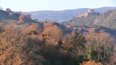 Eine-Weite-Aufnahme-Der-Italienischen-Landschaft-Mit-Einem-Fernen-Schloss,-Das-Mysteriös-Macht