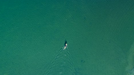 Kayak-En-Lago,-Relajar-Y-Disfrutar-Del-Deporte