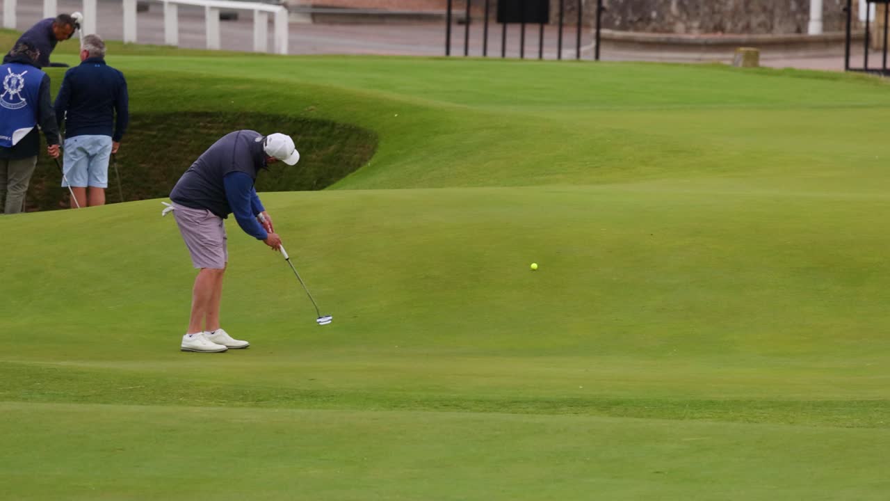 golfistas practicando poner en un día de viento