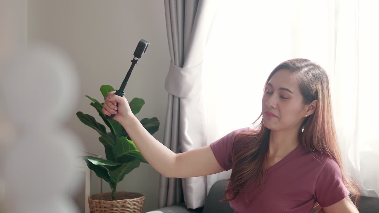 blogger de turismo grabando video selfie hablando con la audiencia para un viaje de viaje