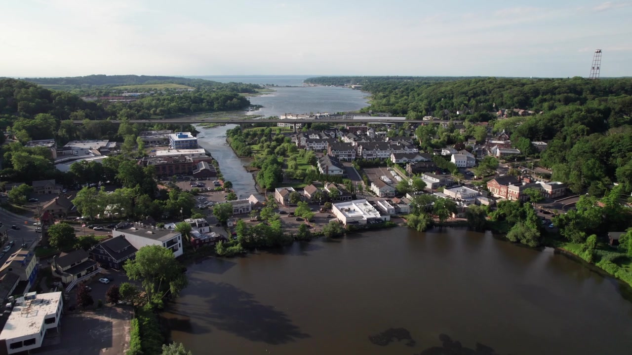 Flyfoto av Roslyn, Long Island med Roslyn Pond og havn i sikte, 4K.