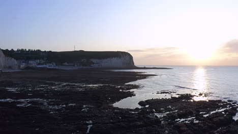 Tiefflug-über-Atlantikstrand-Bei-Ebbe-Bei-Sonnenuntergang