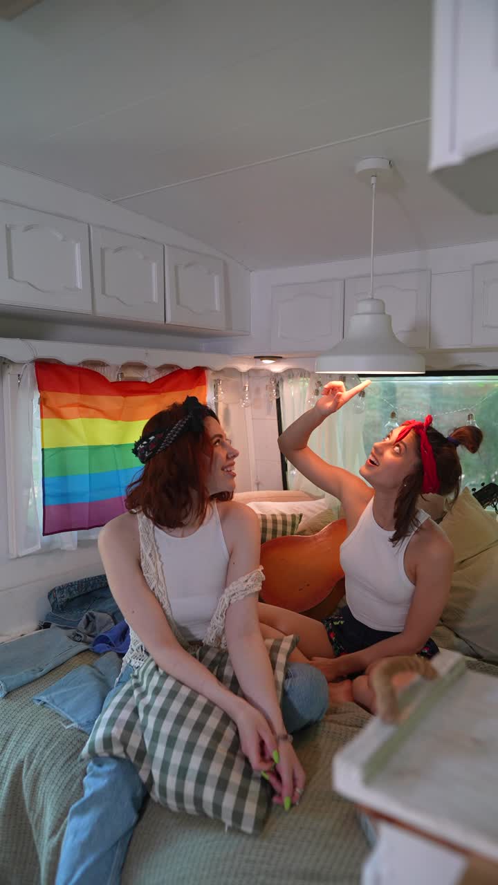 dos mujeres disfrutando del tiempo juntos en un camper