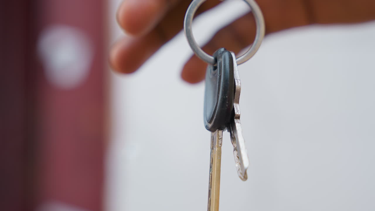 El inquilino inspecciona la vivienda. El propietario verifica el acceso a la propiedad. El administrador de la propiedad examina las instalaciones durante la inspección. La evaluación de la vivienda se realiza con llaves visibles y detalles centrados en el umbral.