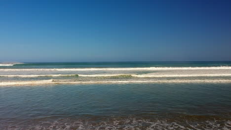 Toma-Amplia-De-Olas-Entrantes-En-Un-Día-Soleado---Toma-De-Camión