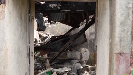 interior del edificio en ruinas