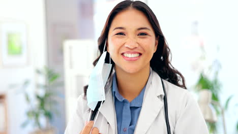 Doctor,-Mujer-Y-Máscara-Fuera-De-La-Cara-Con-Una-Sonrisa.