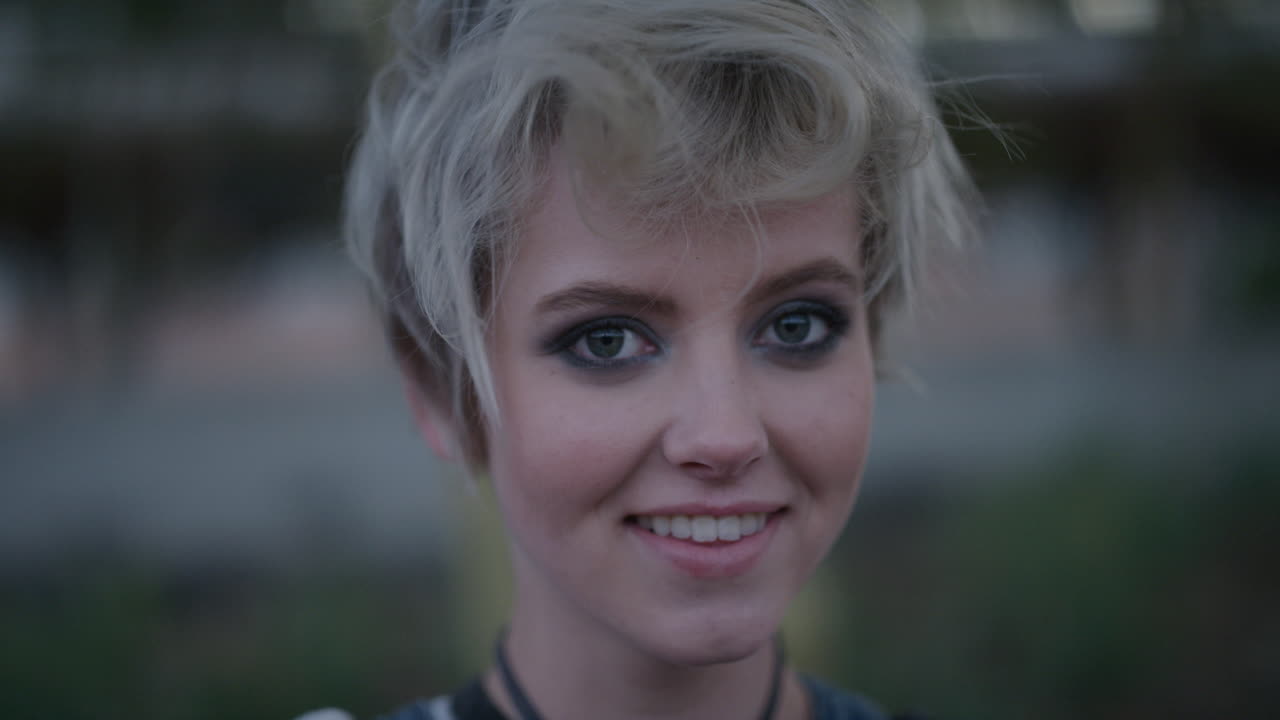 retrato de cerca de una mujer joven confiada sonriendo feliz disfrutando de un estilo de vida relajado hermosa chica de moda en cámara lenta