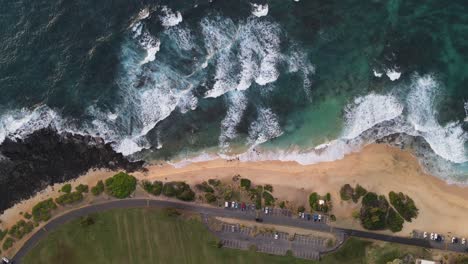 Viendo-Las-Olas-En-La-Playa-De-Arena-En-Honolulu-Hawaii