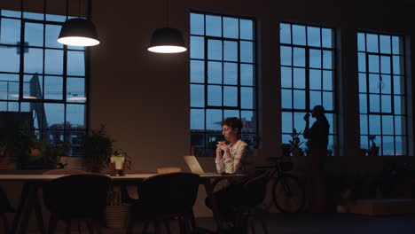 Mujer-De-Negocios-Caucásica-Trabajando-Hasta-Tarde-Usando-Una-Computadora-Portátil-Lluvia-De-Ideas-Planificación-Exitosa-Fecha-Límite-Del-Proyecto-Empresario-Dedicado-En-El-Lugar-De-Trabajo-De-Oficina-Por-La-Noche