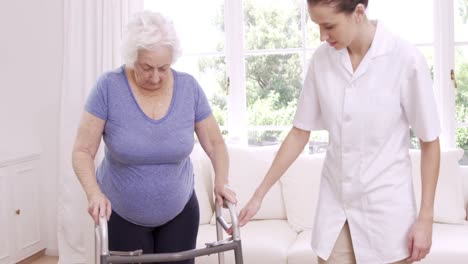 Lächelnde-Krankenschwester,-Die-Einer-älteren-Frau-Beim-Gehen-Hilft