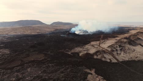 Desolado-Páramo-Volcánico-En-Islandia-Con-Volcán-Activo-Humeante