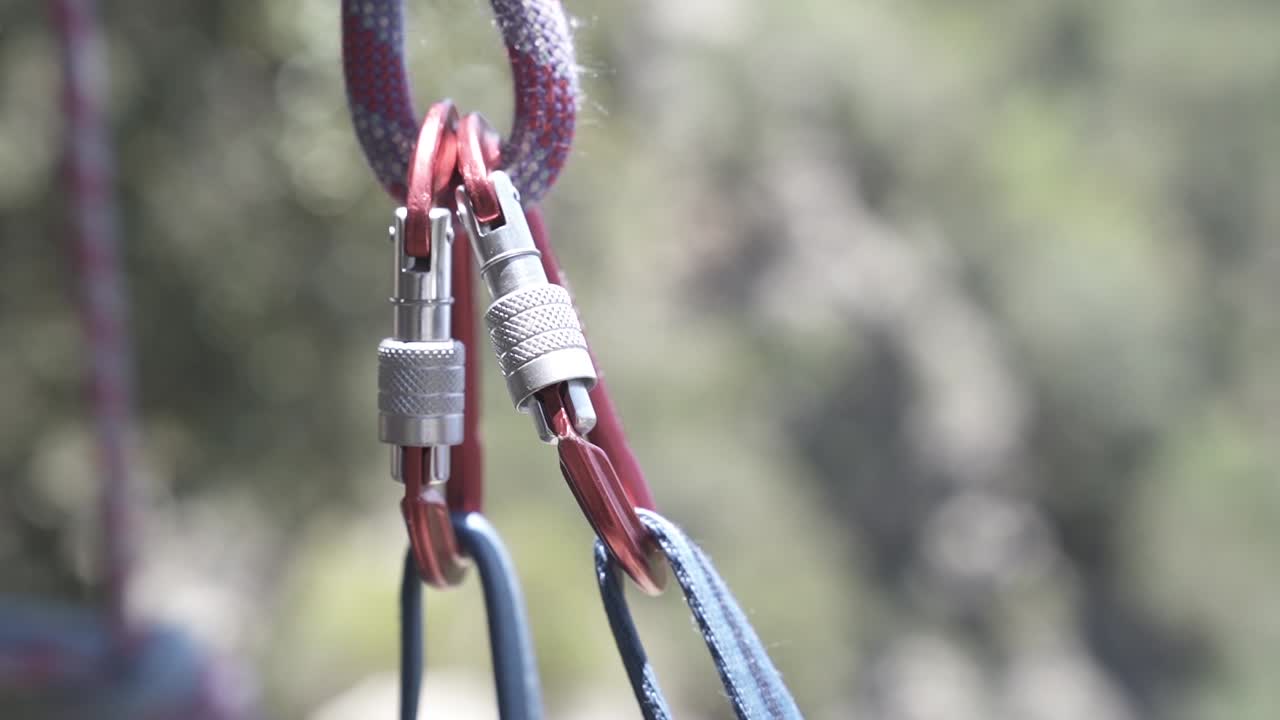 등산 준비가 된 등산가, 로프는 갈고리로 준비되어 있습니다.