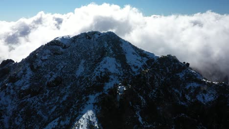 Toma-Aérea-De-La-Montaña-Pico-Ruivo-En-Madeira