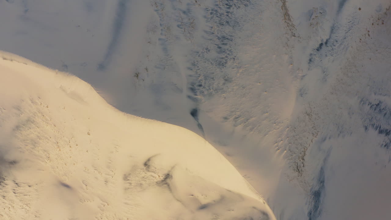 그림자가 있는 사막 모래 언덕의 하향식 샷, 복사 공간이 있는 자연 배경