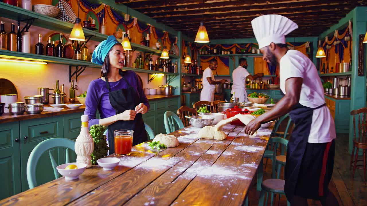 clase de cocina - los estudiantes aprenden a hacer pan