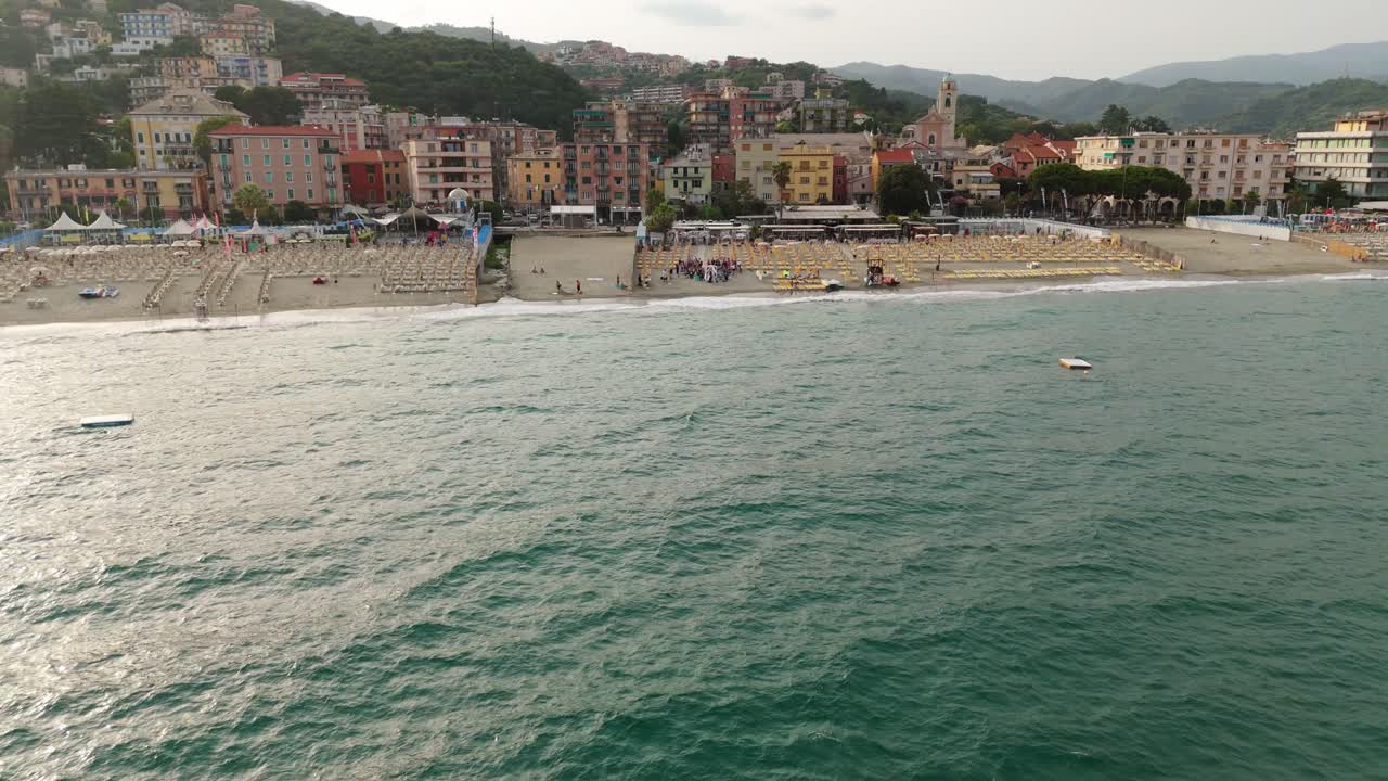 Una bellissima spiaggia in una città costiera in Liguria, Italia, con edifici colorati, vista aerea.