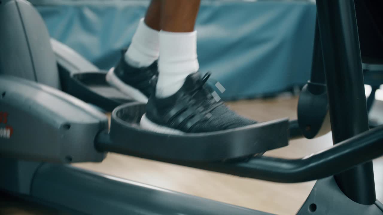 크로스 트레이너에서 달리는 동안 남자의 발