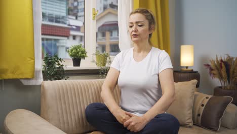 Frau-Macht-Yoga-Draußen-Vor-Dem-Fenster.