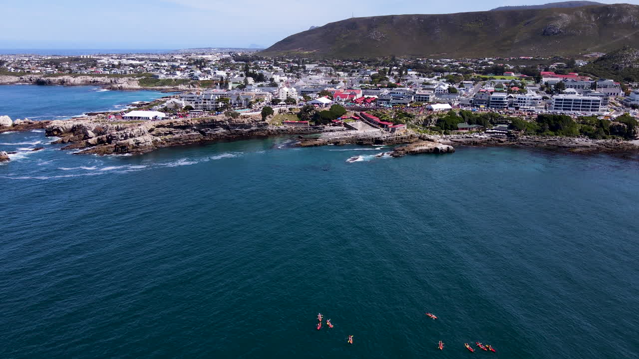 enfoque de drones inclinado sobre kayakistas en el océano - ecoturismo en el pintoresco hermanus