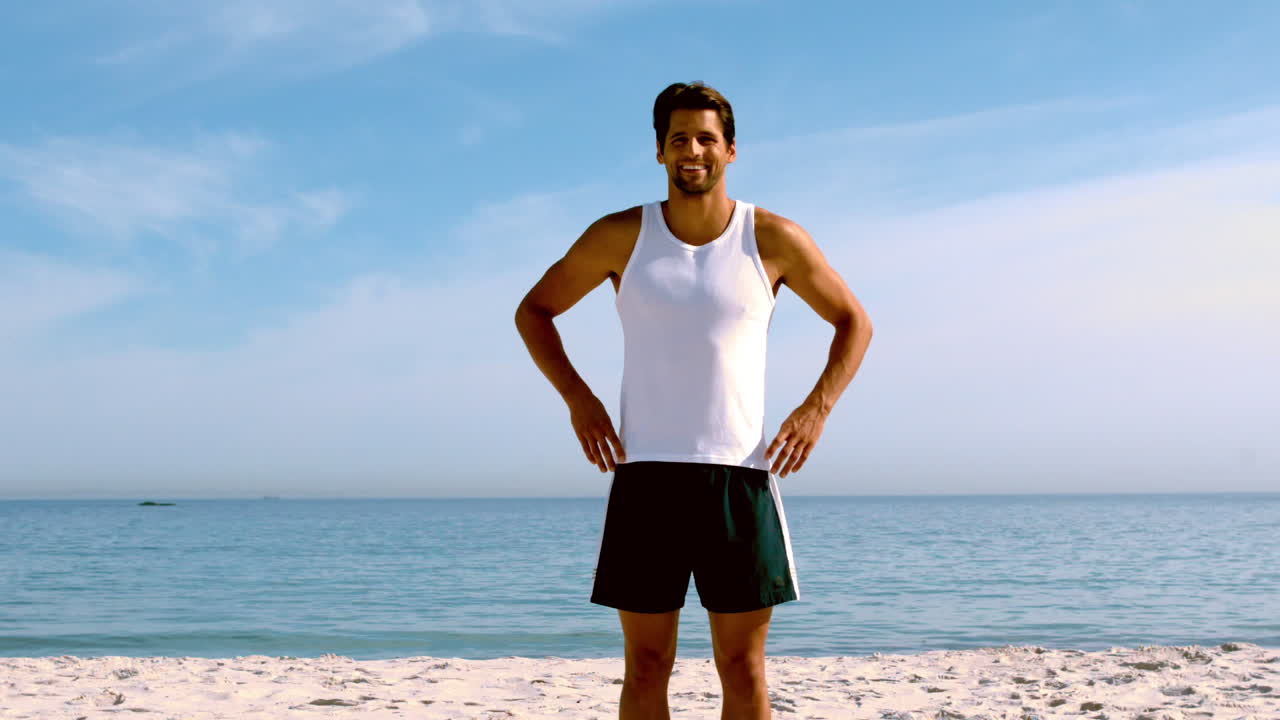 남자가 허리에 손을 고