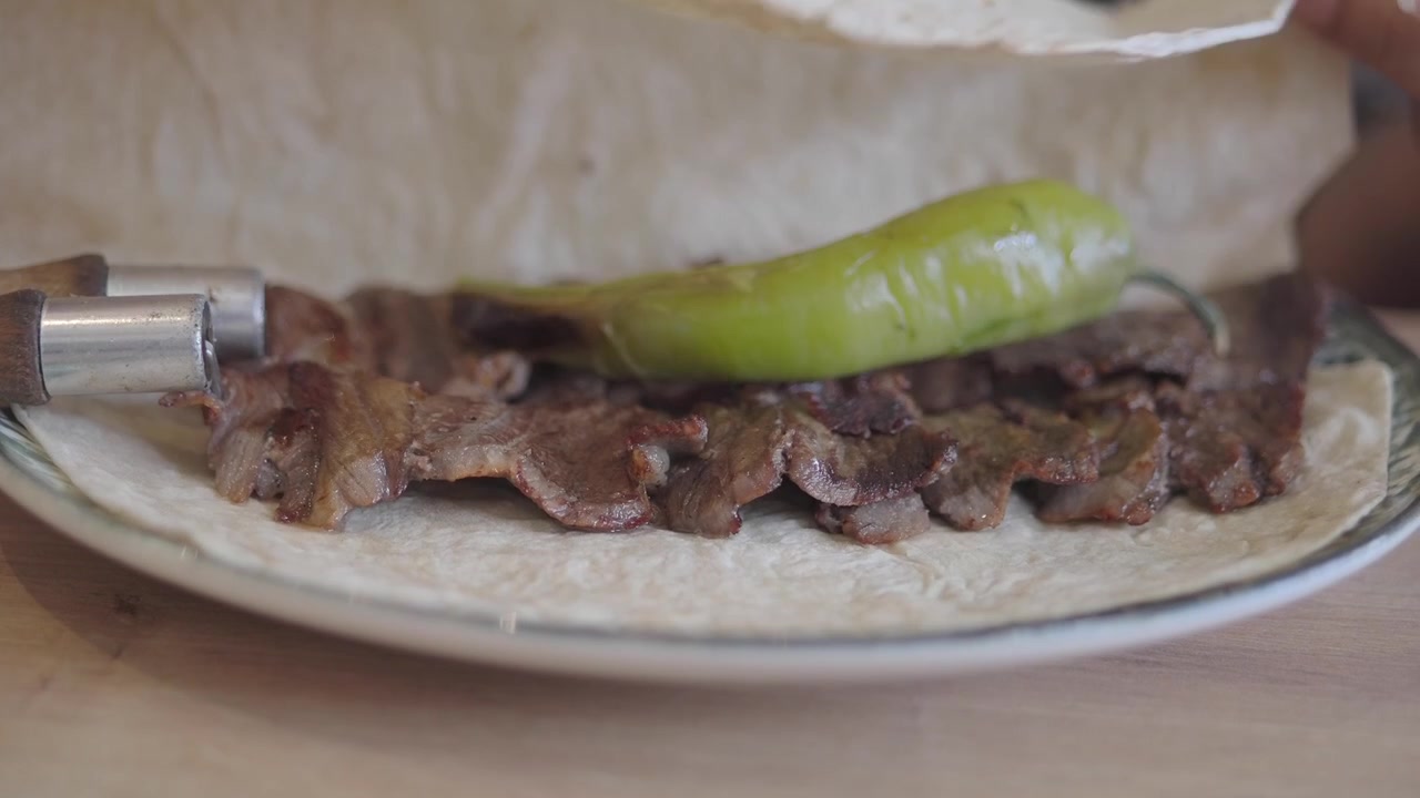 Persona che prepara un tradizionale kebab doner turco