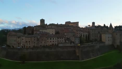 Puesta-De-Sol-En-Anghiari-En-La-Provincia-De-Arezzo:-Perspectivas-Aéreas-De-Toscana,-Italia