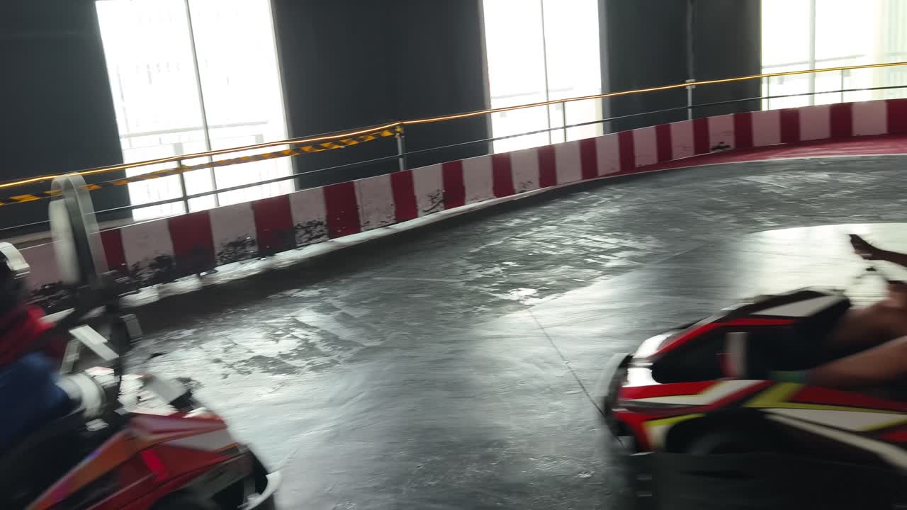 diversión de go-karting en el interior