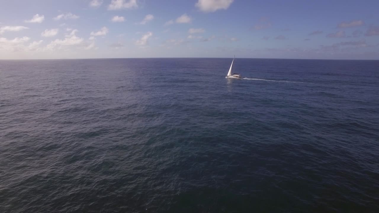 yate navegando en el océano vista aérea