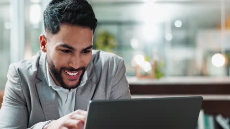 Laptop,-Correo-Electrónico-Y-Sonrisa-Con-Un-Hombre-De-Negocios