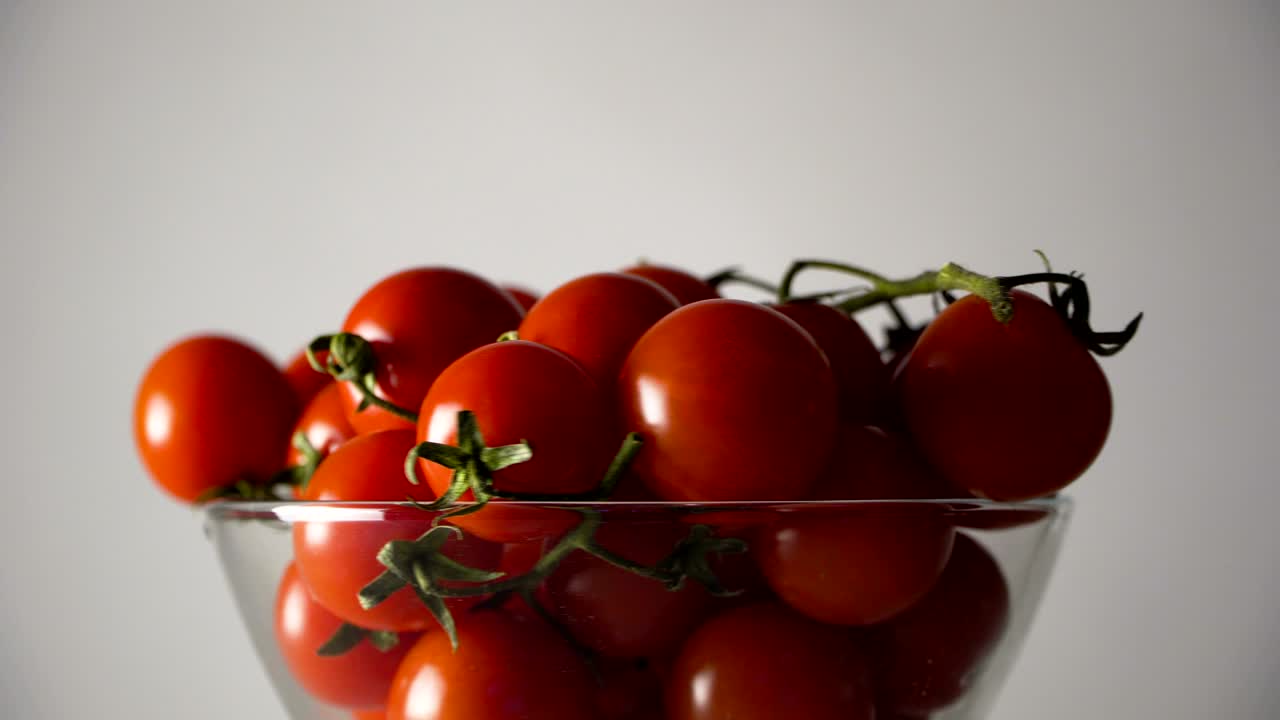 유리 그에 놓인 토마토