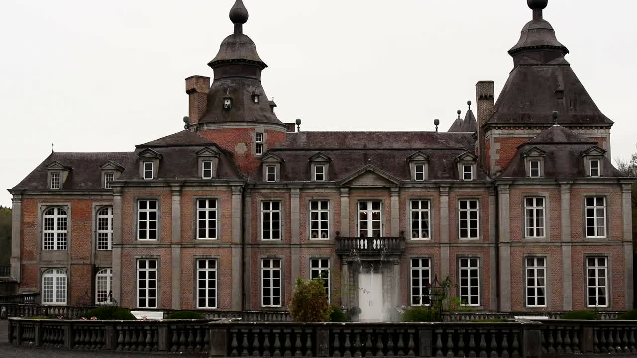 성은 중세 조건에서 방어할 수 있는 독립적인 강화 구조물입니다.