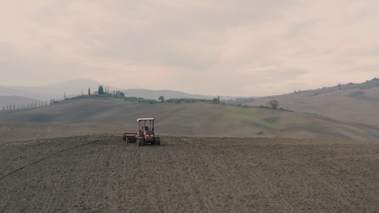 Tuscany Sunrise Panoramic Landscape | 4K UHD D-LOG -
Perfect for colour grading! 23.976fps 
Sunrise over the San Quirico d'Orcia region of Tuscany. A picture-postcard drone shot of Tuscany.