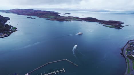 Vogelperspektive-Antenne-Des-Malerischen-Hafens-Und-Der-Küste-Von-Oban-In-Den-Schottischen-Highlands