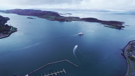 antena de vista de pájaro del pintoresco puerto y la costa de oban en las tierras altas escocesas