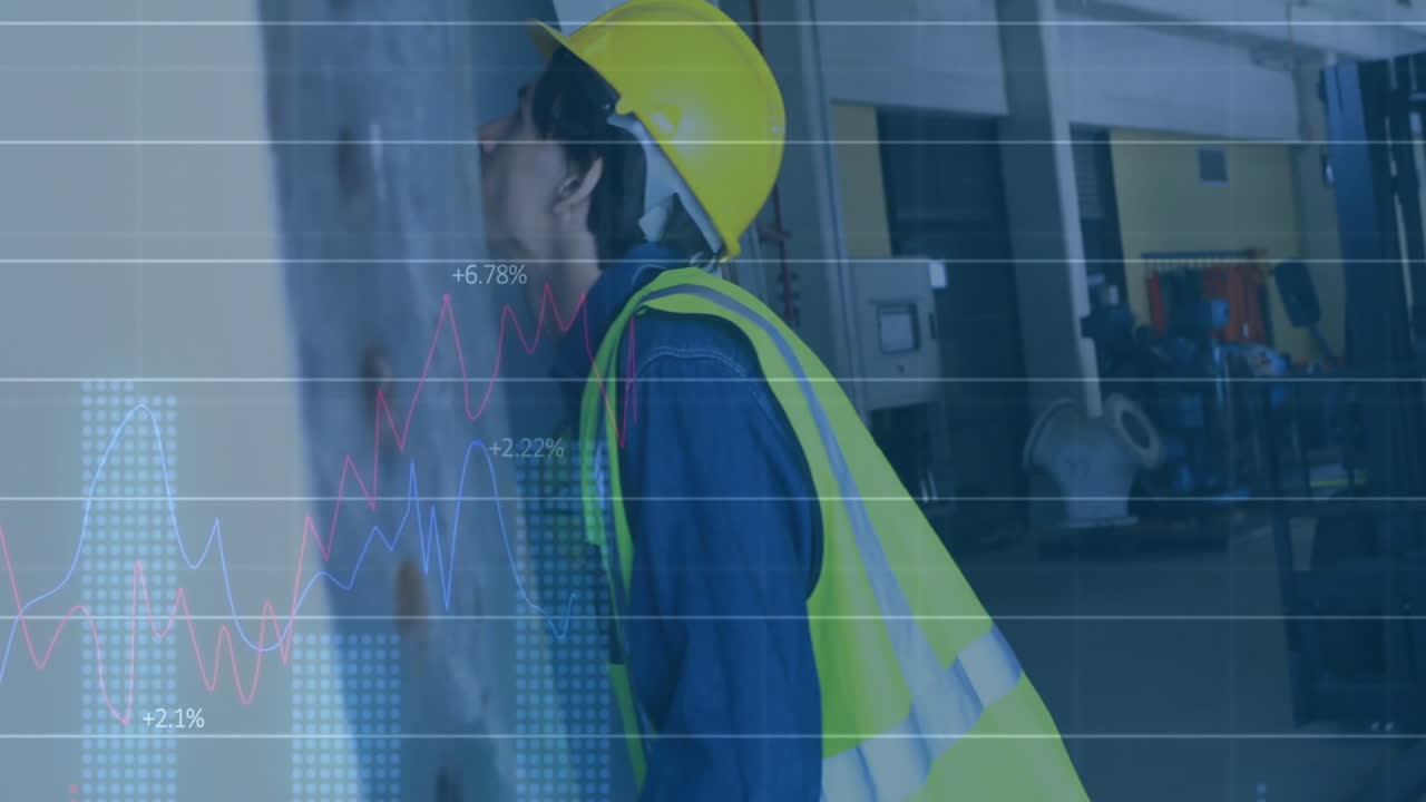 trabajador en equipo de seguridad en un almacén con animación de crecimiento del mercado de valores superpuesta