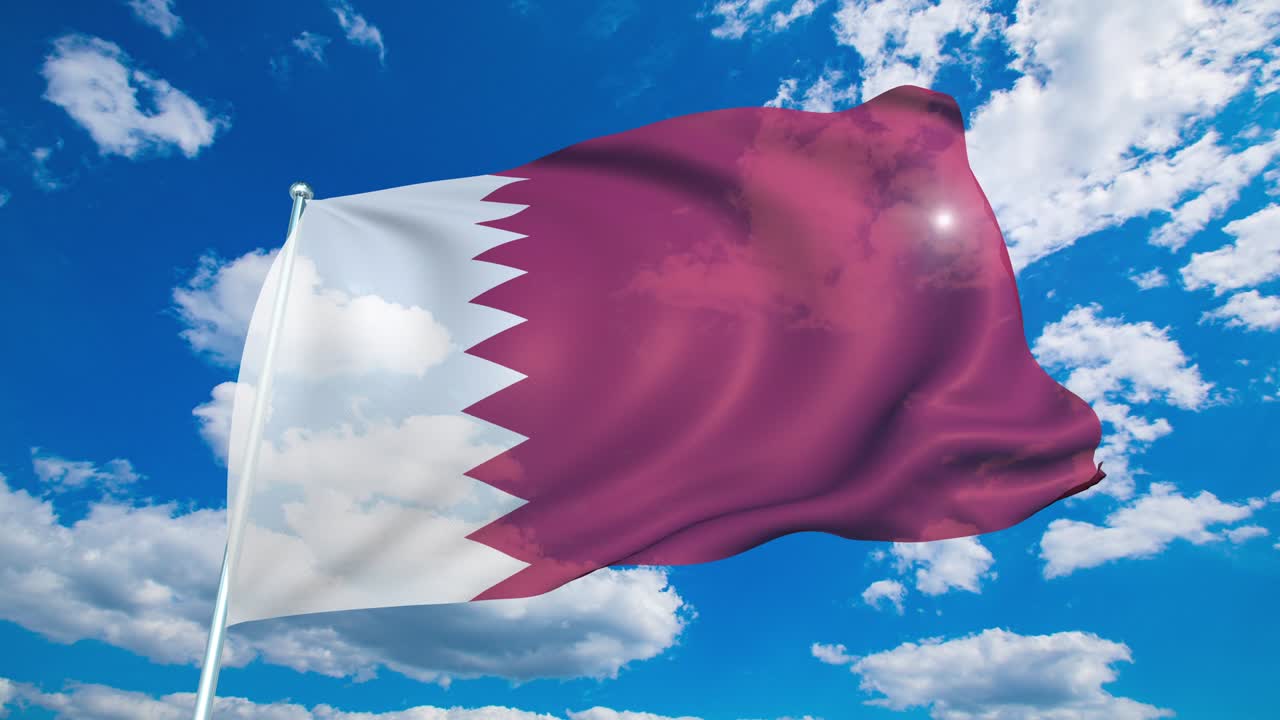 Bandiera del Qatar con struttura in tessuto contro un cielo nuvoloso (ripetibile)