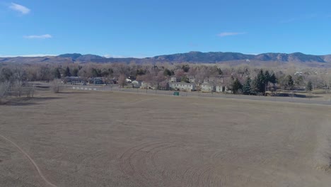 vuelo con drones en fort collins colorado cerca de las montañas rocosas en la última semana de 2020