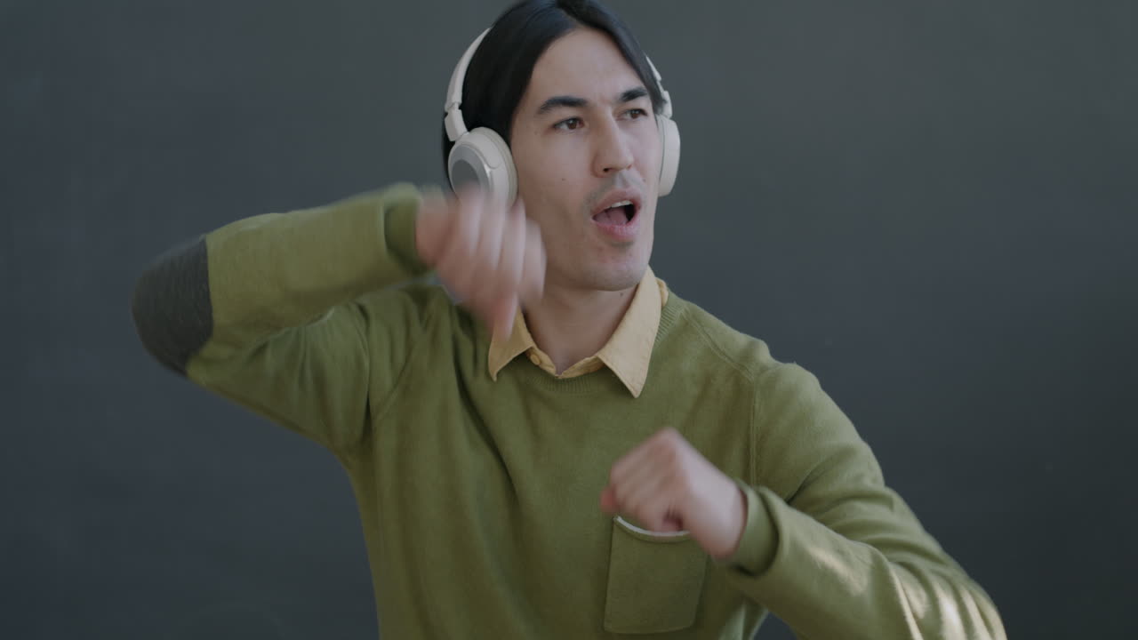 음악 을 듣고 춤 을 추는 사람