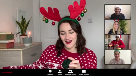 5 amigos en una videollamada grupal de navidad cuando una mujer abre el regalo y otros reaccionan