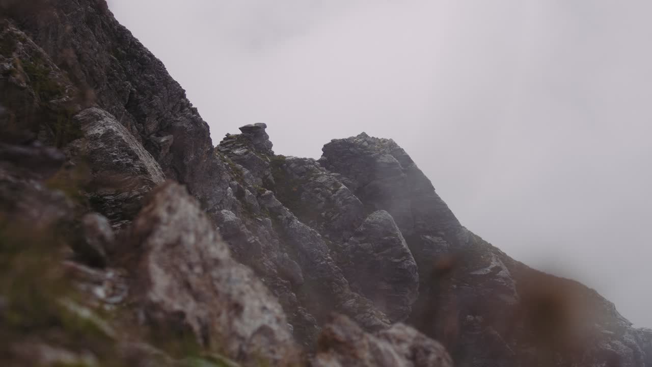 구름 은 날 에 산의 바위 들 을 볼 수 있다