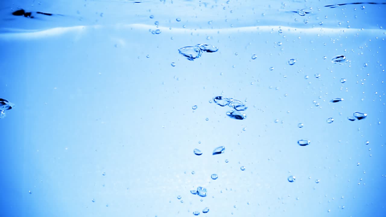 물 속의 많은 거품이 가까이에서, 느린 움직임의 거품과 함께 추상적인 물 파동