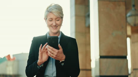 City,-business-and-senior-woman-with-a-cellphone