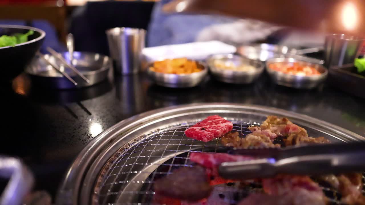 레스토랑 에서 돼지고기 와 고기 를 는 것