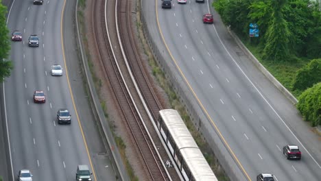 vista aérea del tren de tránsito rápido de atlanta entrando en la estación de metro de buckhead a través de la ruta estatal de georgia 400