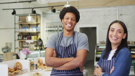 animación de felices camareros femeninos y masculinos diversos en una cafetería