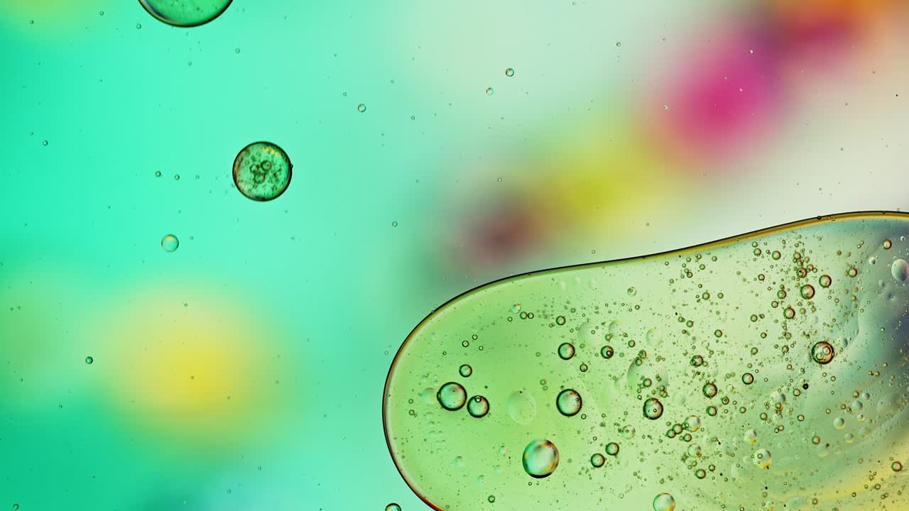 추상적인 다채로운 음식 기름 방울 거품과 구가 흐르고
